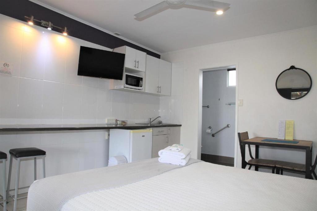 Charm City Motel Bundaberg Exterior photo