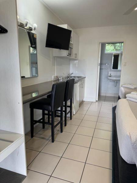 Charm City Motel Bundaberg Exterior photo
