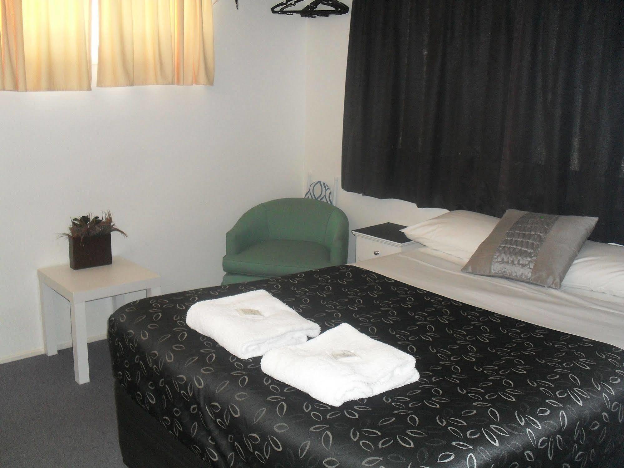 Charm City Motel Bundaberg Exterior photo